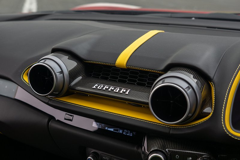 Ferrari 812 Superfast V12 - U1586