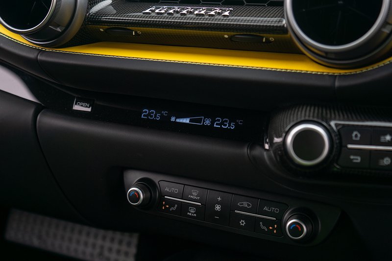 Ferrari 812 Superfast V12 - U1586