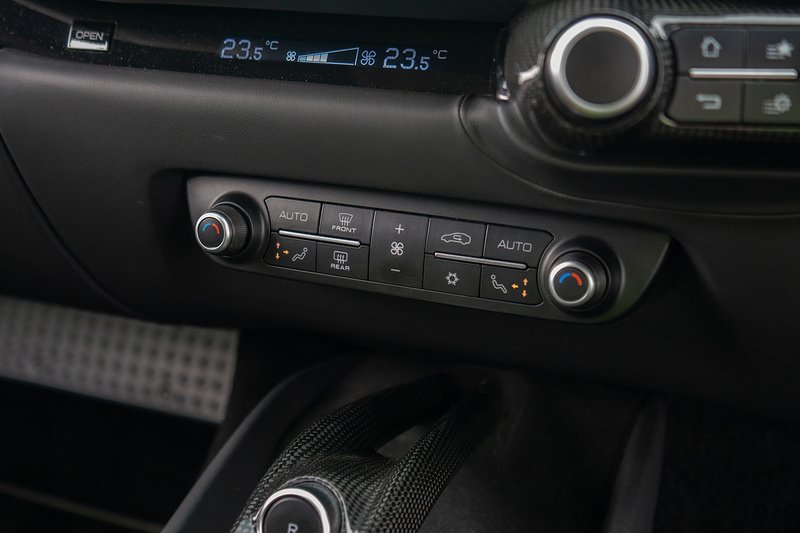 Ferrari 812 Superfast V12 - U1586