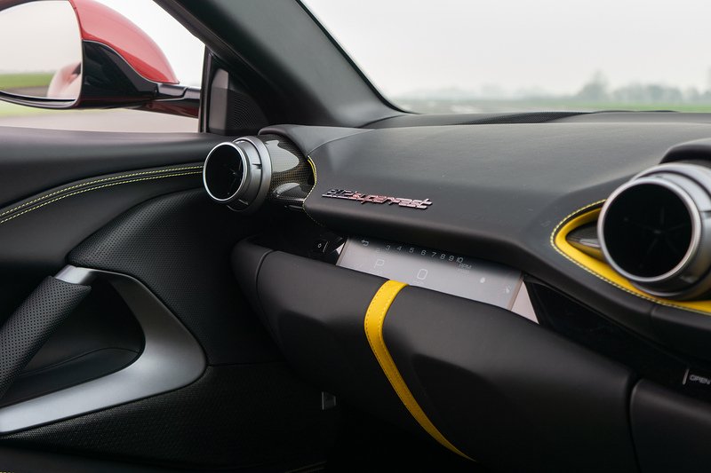 Ferrari 812 Superfast V12 - U1586