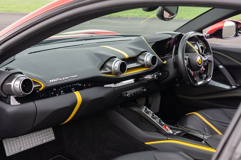 Ferrari 812 Superfast V12 - U1586