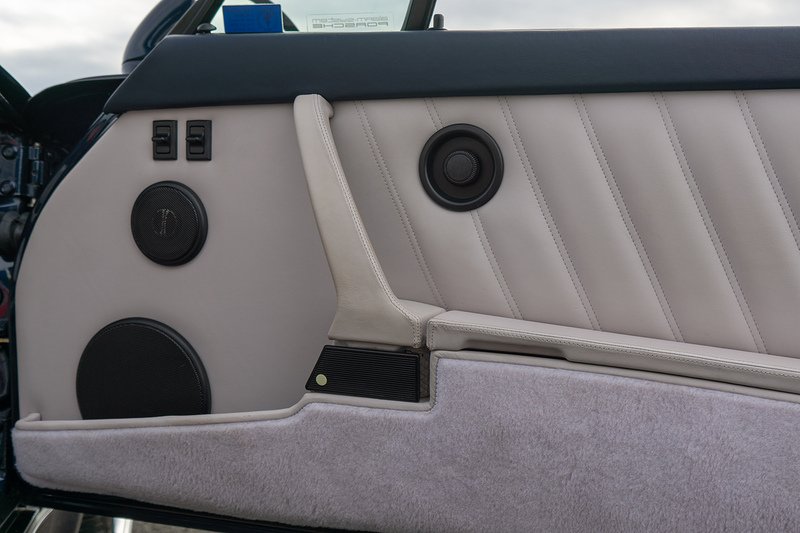 Porsche 911 Everrati 964 Carrera 4 Cabriolet - U1603