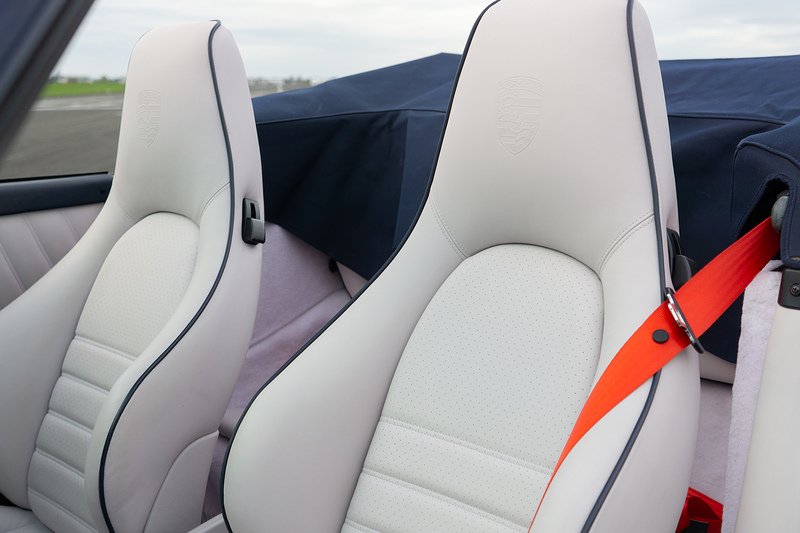 Porsche 911 Everrati 964 Carrera 4 Cabriolet - U1603