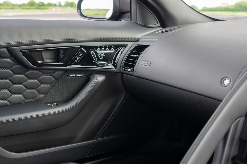 Jaguar F-Type V8 R - U1643