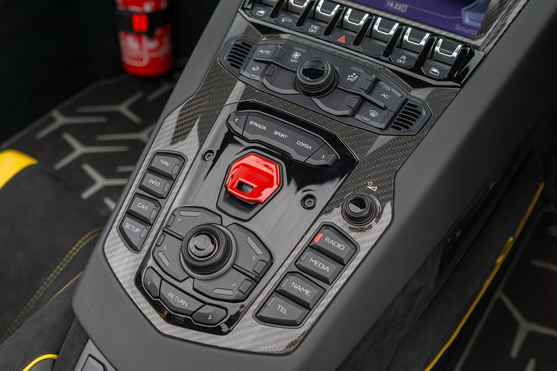 Lamborghini Aventador LP 750-4 SV Roadster - U1671