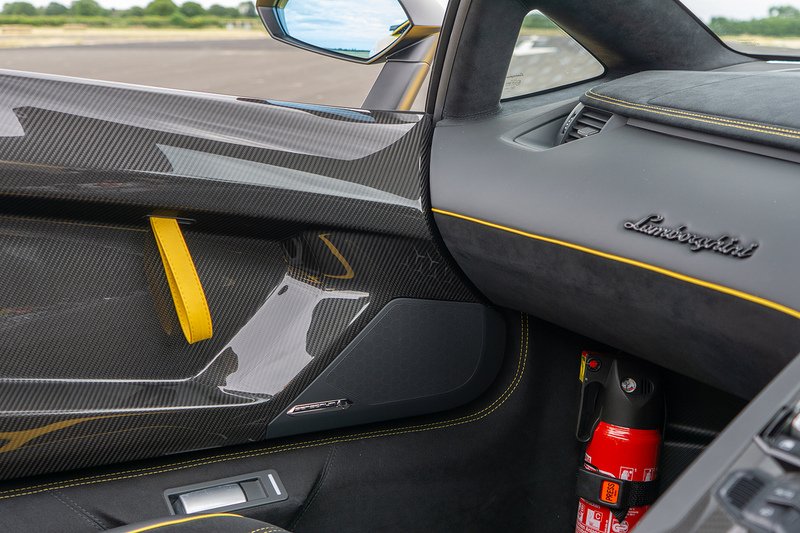 Lamborghini Aventador LP 750-4 SV Roadster - U1671