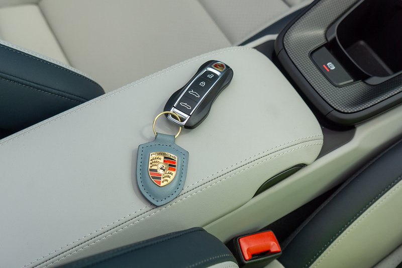 Porsche 911 T-Hybrid 992 Carrera GTS - U1692