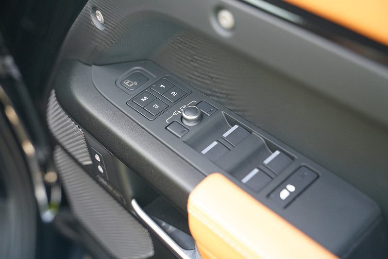 Land Rover Defender 110 P525 V8 - U1693
