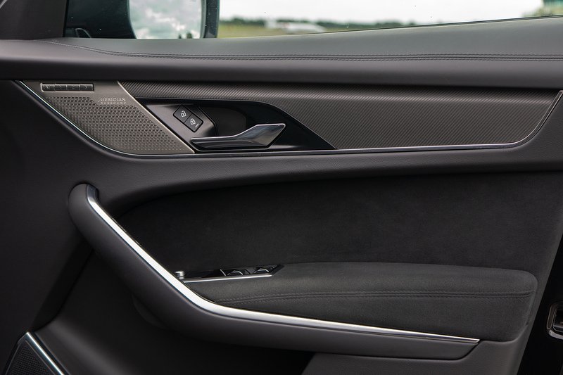 Jaguar F-PACE P550 V8 SVR - U1718