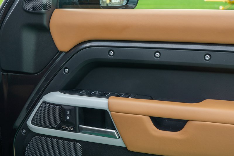 Land Rover Defender 110 D300 MHEV HSE - U1726