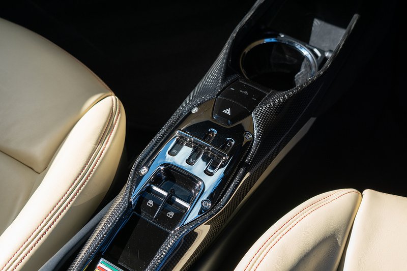 Ferrari 296 GTB T V6 - U1730