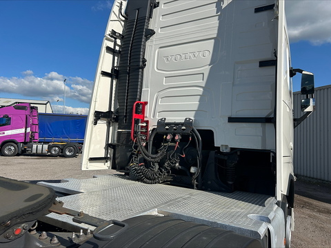 One Used Volvo FH 460bhp 6x2 Globetrotter XL Tractor Unit