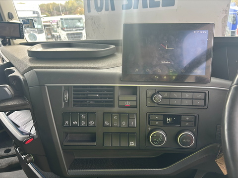 One Used Volvo FH 460Bhp 6x2 Globetrotter Tractor Unit