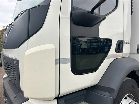 Volvo FL 4x2 250Bhp Fridge Box Van