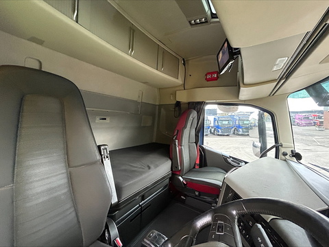 One Used Volvo FH 460bhp 6x2 Globetrotter tractor unit 12.8 2dr Tractor Unit I-Shift Diesel