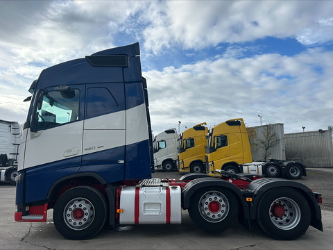 One Used Volvo FH 460bhp 6x2 Globetrotter tractor unit 12.8 2dr Tractor Unit I-Shift Diesel