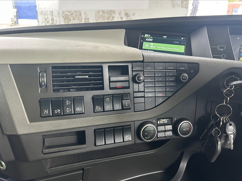 One Used Volvo FH 460bhp 6x2 Globetrotter tractor unit 12.8 2dr Tractor Unit I-Shift Diesel