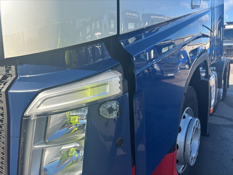 One Used Volvo FH 460bhp 6x2 Globetrotter tractor unit
 12.8 2dr Tractor Unit I-Shift Diesel