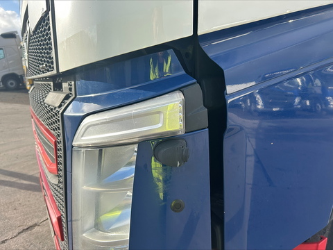 One Used Volvo FH 460bhp 6x2 Globetrotter tractor unit 12.8 2dr Tractor Unit I-Shift Diesel