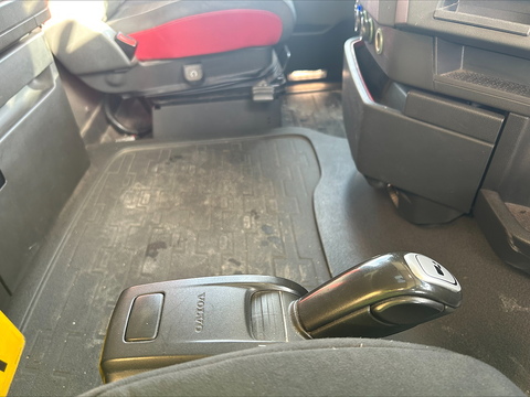 One Used Volvo FH 460bhp 6x2 Globetrotter tractor unit 12.8 2dr Tractor Unit I-Shift Diesel