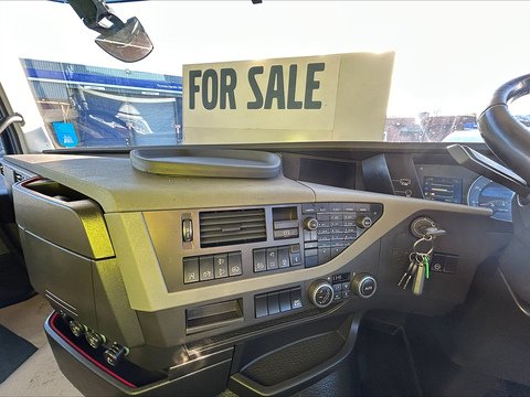 One Used Volvo FH 460bhp 6x2 Globetrotter tractor unit 12.8 2dr Tractor Unit I-Shift Diesel