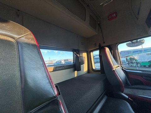 One Used Volvo FM 460bhp 4x2 Globetrotter XL tractor unit 11 2dr Tractor Unit I-Shift Diesel