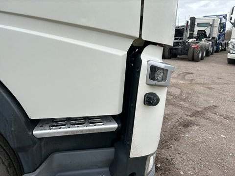 One Used Volvo FM 460bhp 6x2 Globetrotter tractor unit 11 2dr Tractor Unit I-Shift Diesel/LNG