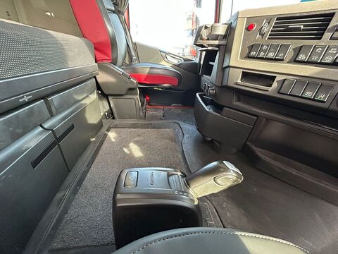 One Used Volvo FH 460bhp 6x2 Globetrotter tractor unit 12.8 2dr Tractor Unit I-Shift Diesel
