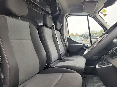 Renault Master 145ps ENERGY 35 Business Luton Low Loader LWB 4.85m with Roller Shutter Door, Air Con & Reverse Cam - U105282