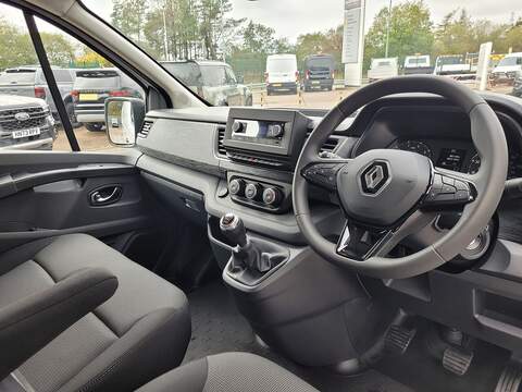 Renault Trucks Trafic DCI 130ps Red Edition L2 Lwb with Air Con, Cruise Control & Rear Parking Sensors - U105381
