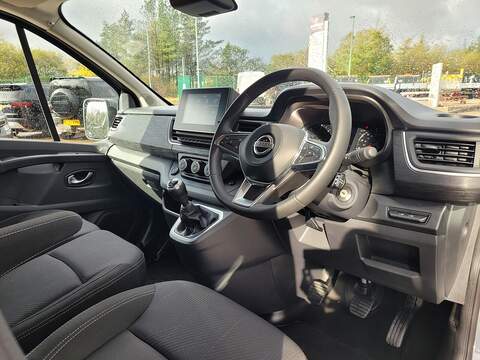 Nissan Primastar DCI SWB 130ps 28 Tekna with Sat Nav, 17" Alloys, Reversing Cam, Air Con, 1 owner & 2 keys - U105413