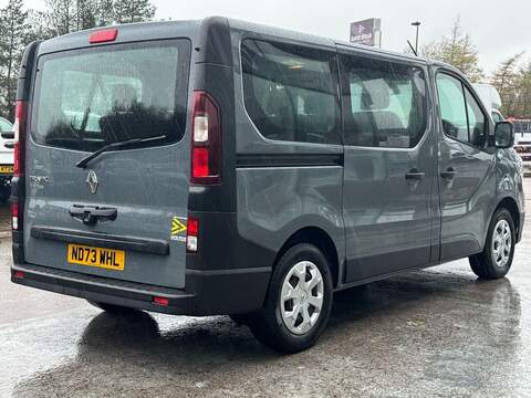 Renault Trafic 2.0dCi 150PS SL28 Business Minibus Double Cab Euro 6 with 1 Owner, 2 keys & 9 Seats - U105528