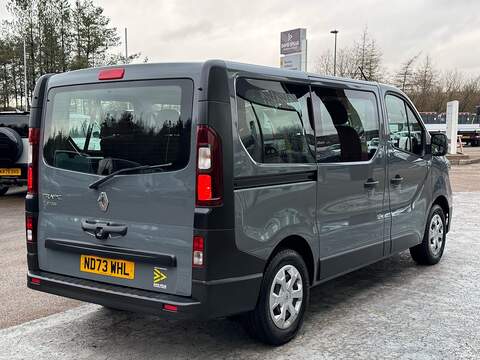 Renault Trafic 2.0dCi 150PS SL28 Business Minibus Euro 6 with 1 Owner, 2 keys & 9 Seats - U105528