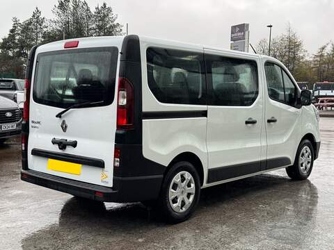 Renault Trafic dCi SL28 Business Euro 6 2.0 150PS 9 Seater Minibus, 1 Owner, 2 Keys with Tailgate - U105552