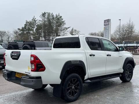 Toyota Hilux 2.8 D-4D Invincible X 204PS 4WD Euro 6 with Sat Nav, Air Con & 360 Camera - U105687