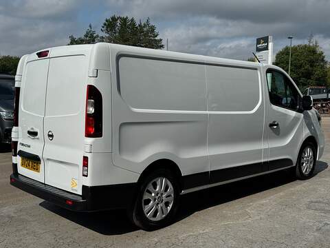 Nissan Primastar dCi 30 Tekna L2 130ps with Reverse Camera, Air Con & Car Play - U106067