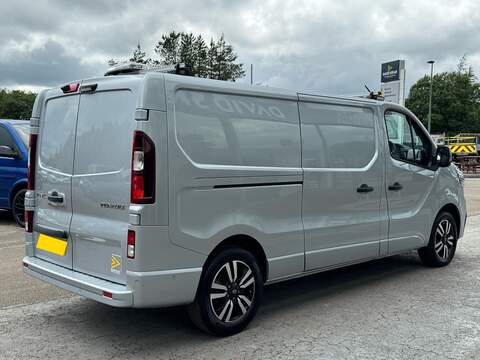 Renault Trafic DCI 150ps LL30 Extra Sport L2 LWB with Rev Cam, Roof Rack, Beacon & Air Con - U106078