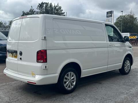 Volkswagen Transporter TDI T28 Highline SWB 110ps with Car Play, Air Con & Ply Lined - U106307