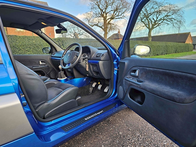 Renault 3.0 V6 Sport Hatchback 3dr Petrol Manual (285 g/km, 255 bhp)