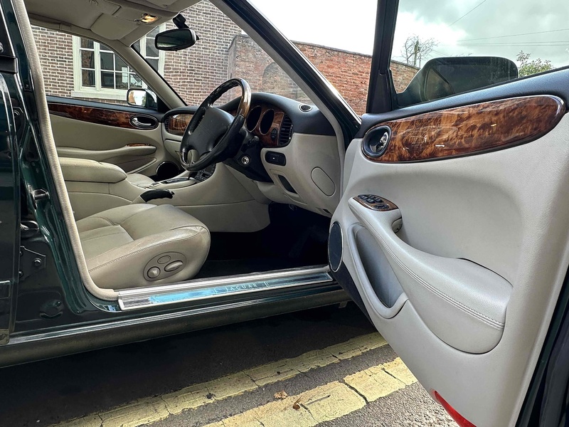 Jaguar 2001 Jaguar XJR 4.0 Supercharged