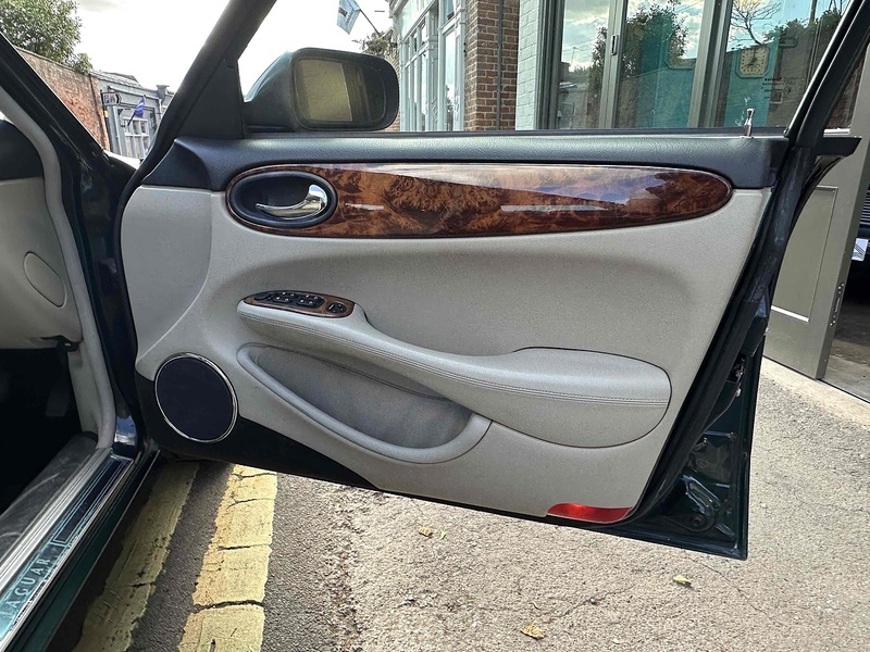 Jaguar 2001 Jaguar XJR 4.0 Supercharged