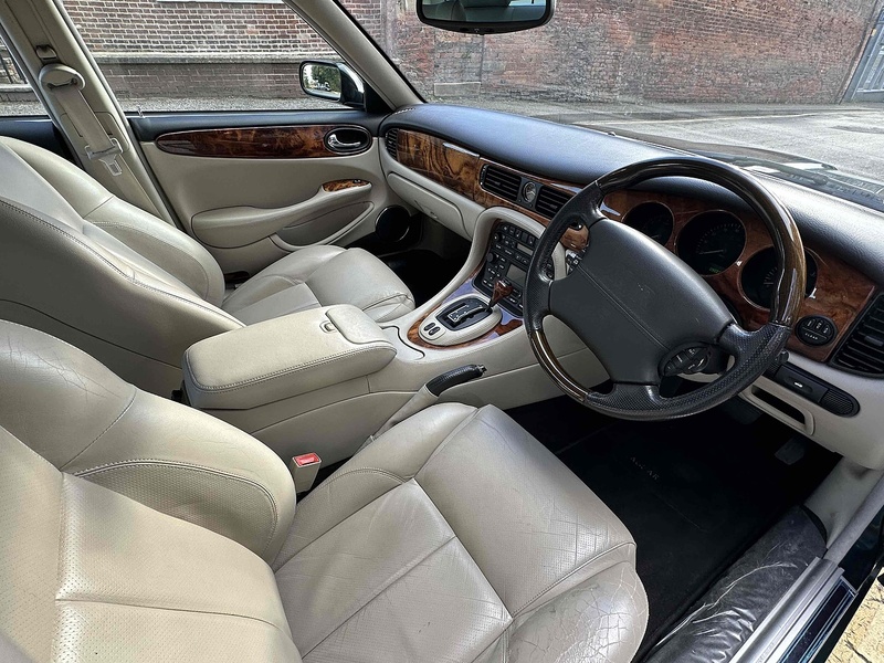 Jaguar 2001 Jaguar XJR 4.0 Supercharged