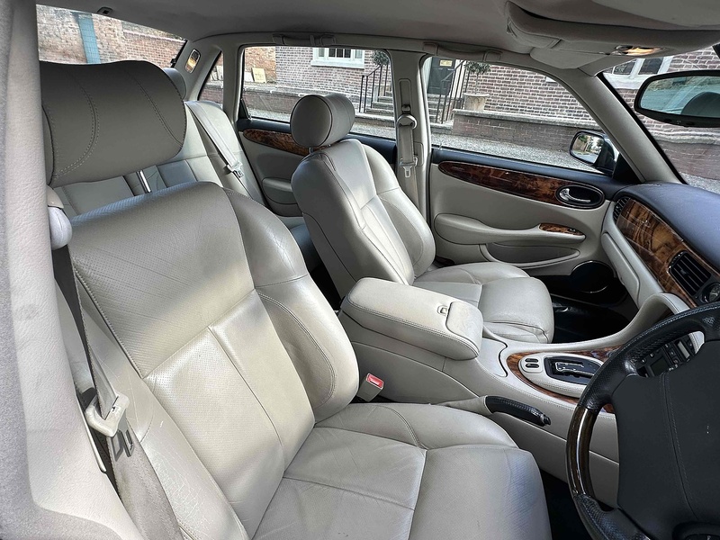 Jaguar 2001 Jaguar XJR 4.0 Supercharged