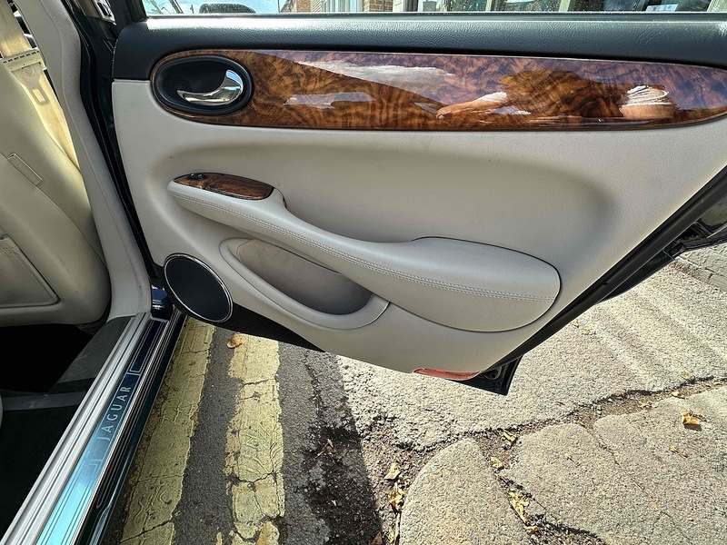 Jaguar 2001 Jaguar XJR 4.0 Supercharged