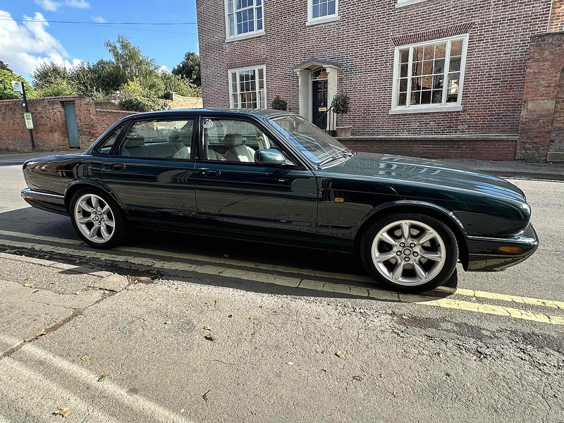Jaguar 2001 Jaguar XJR 4.0 Supercharged