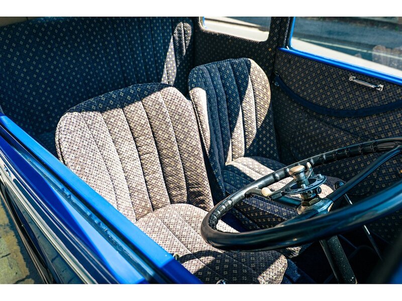 Austin RM De Luxe Saloon