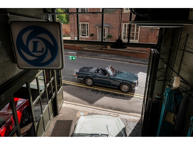 Triumph CR-Chassis // Twin Carburettor Conversion