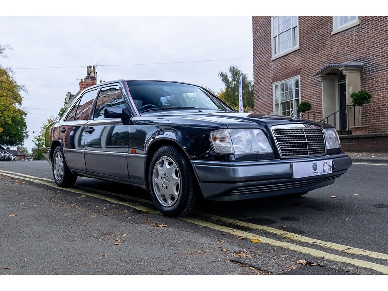 Mercedes-Benz 1993/L Mercedes W124 E220 Saloon Auto 