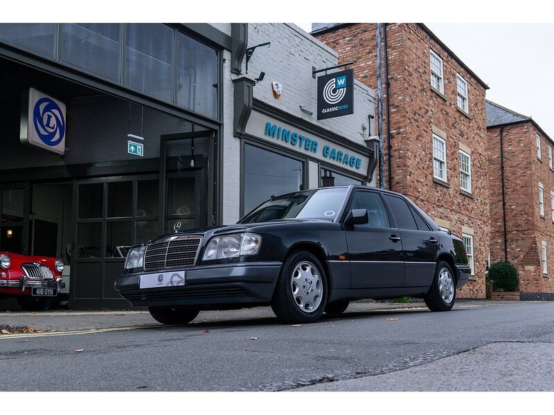 Mercedes-Benz 1993/L Mercedes W124 E220 Saloon Auto 
