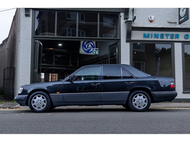 Mercedes-Benz 1993/L Mercedes W124 E220 Saloon Auto 